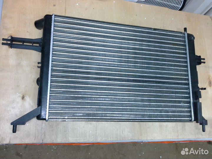 Радиатор охлаждения Opel Astra G АКПП