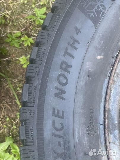 Michelin X-Ice North 4 215/65 R16