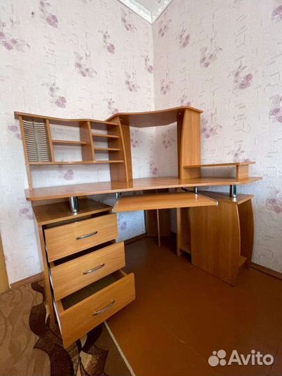 Угловой компьютерный стол