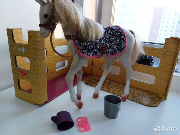 Лошадь пластиковая. Очень красивая