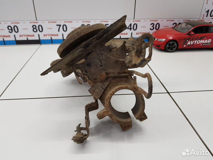 Кулак передний правый в сборе (Citroen C5)