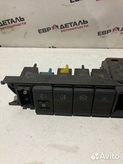 Кнопка аварийной сигнализации Audi 100 C4 седан 2