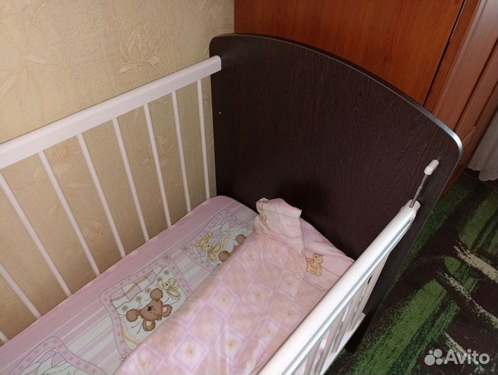 Детская кроватка с маятником и ящиком