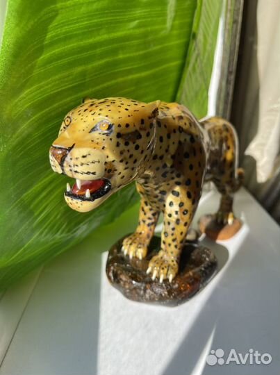 Статуэтка из янтаря leopard