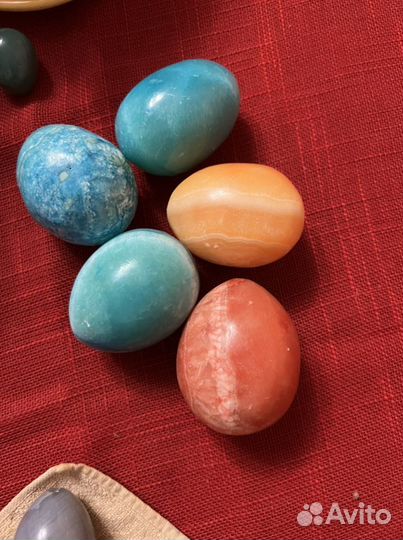 Яйца из минеральных камней