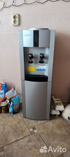 Кулер для воды напольный