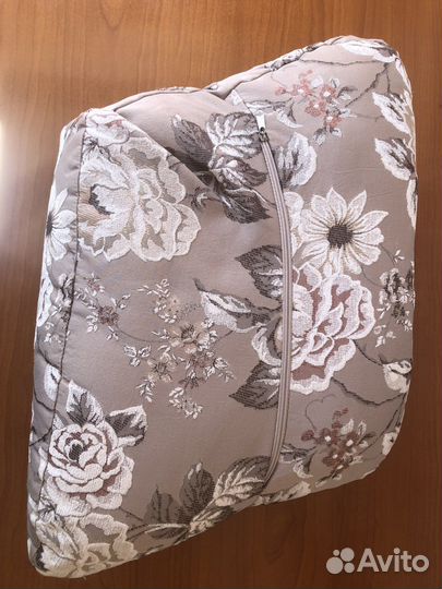 Подушки большая и малая на спинки дивана