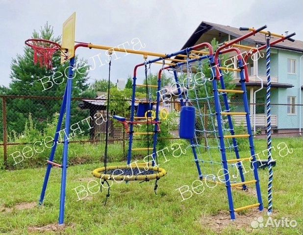 Детская уличная игровая площадка. Качели уличные