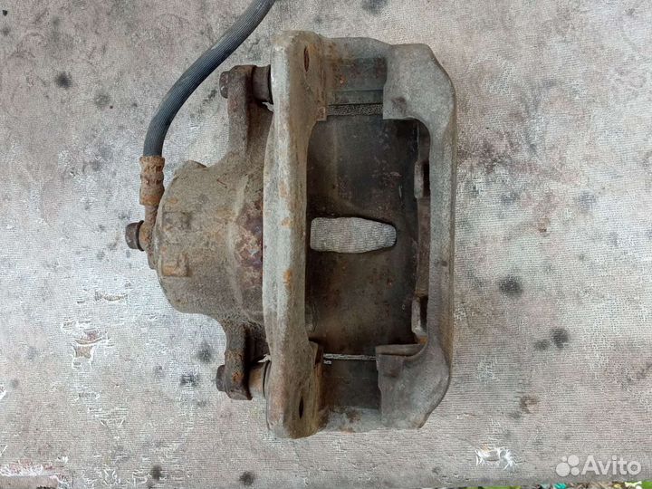 Супорт передний правый Toyota Camry V30 2az