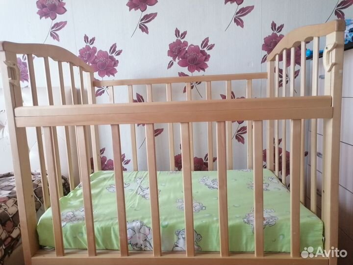 Детская кроватка с маятником и ящиком