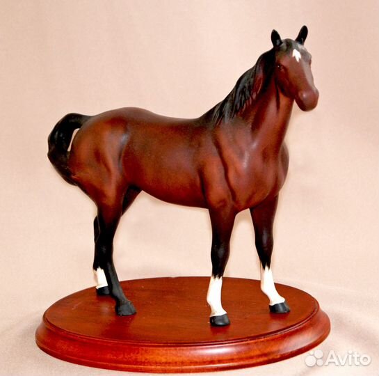 Фарфоровые кошка, конь