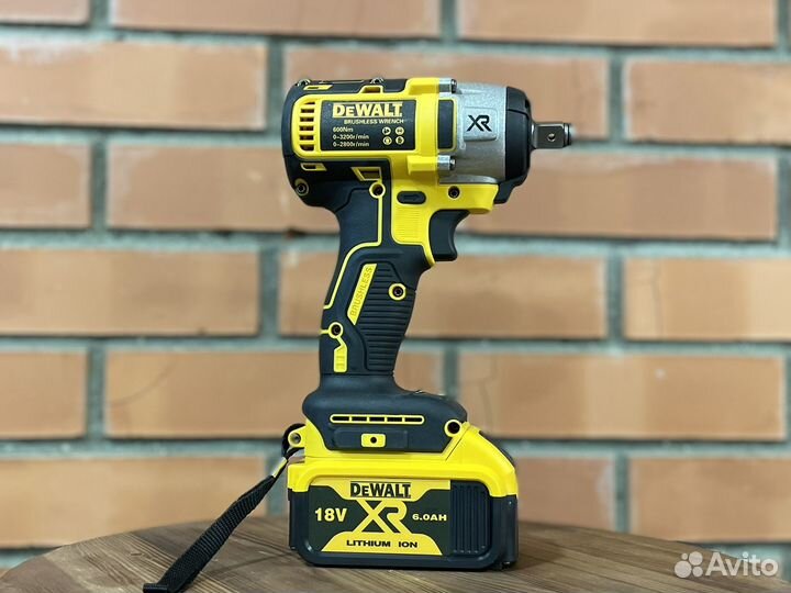 Гайковерт аккумуляторный dewalt