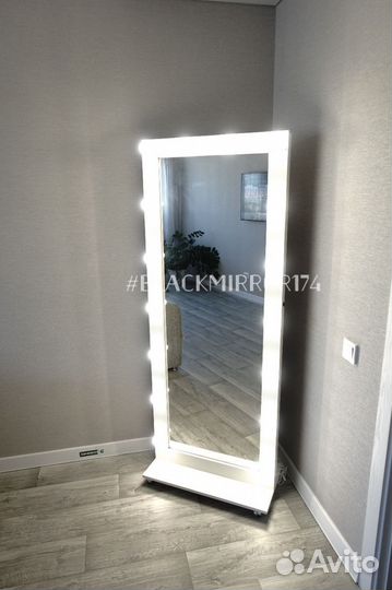 Зеркало в раме на поставке с лампами