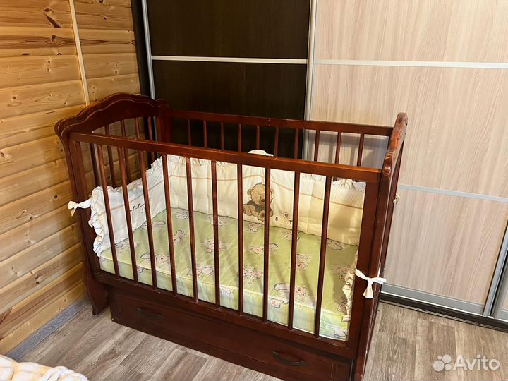 Детская кроватка с маятником и ящиком