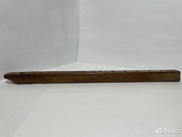 Винтажная резная деревянная флейта