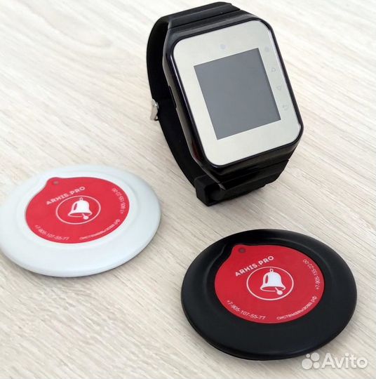 Кнопки вызова официанта и часы в ассортименте