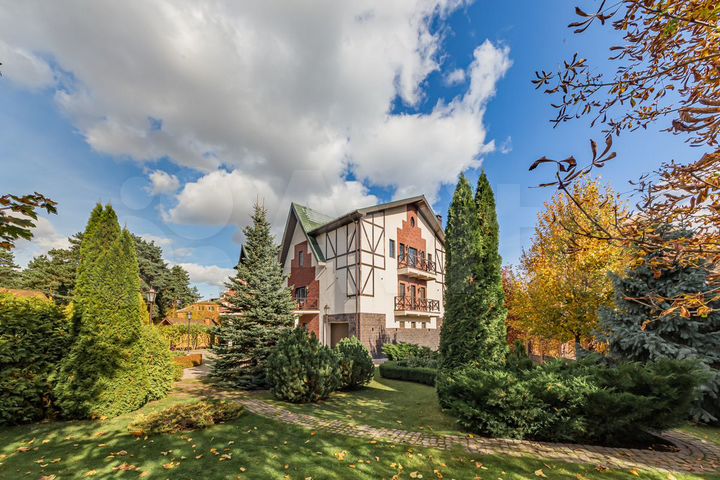 Дом 1200 м² на участке 30 сот.