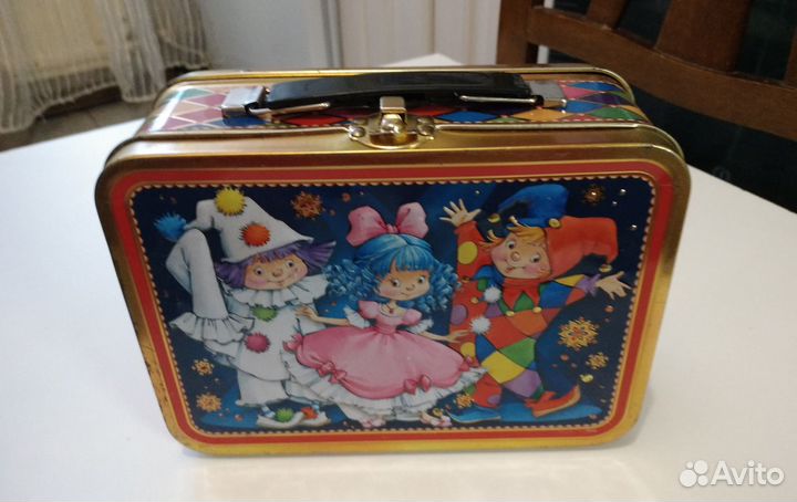 Жестяная коробка чемоданчик