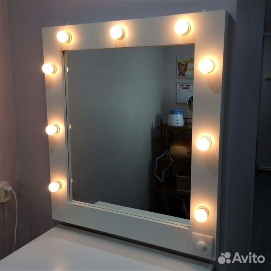 Зеркало с лампами на заказ
