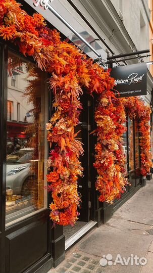 Оформление и украшение входа кафе, магазина