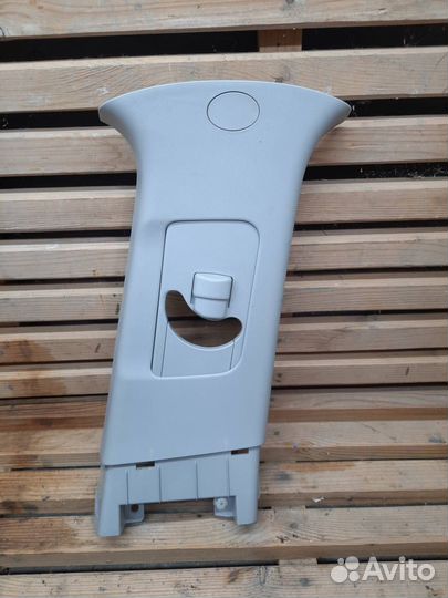 Обшивка центральной стойки правая верхняя 7211A198