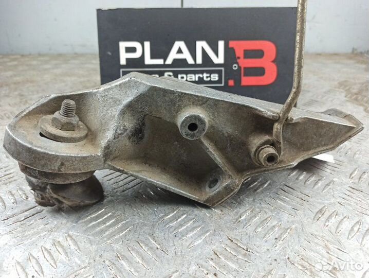 Кронштейн двигателя Audi 80