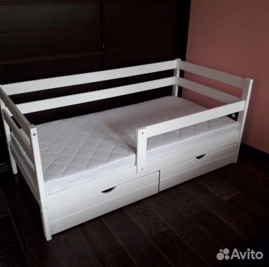 Детская кровать с бортиком из массива сосны