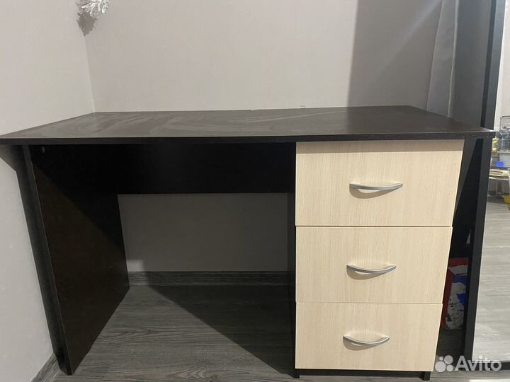 Письменный стол