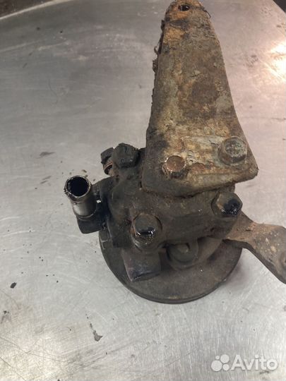 Насос гидроусилителя Ниссан блюберд