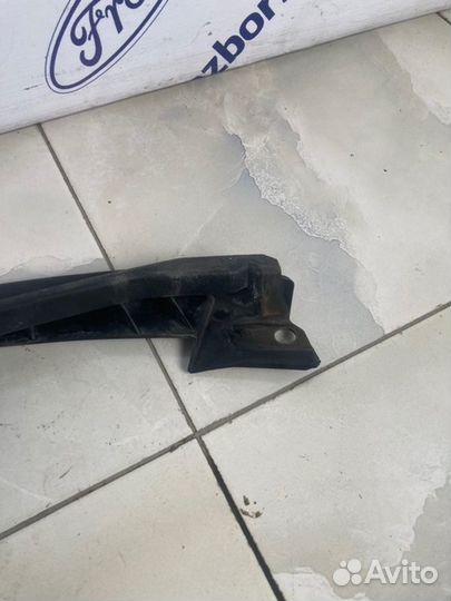 Кронштейн бампера передний правый Skoda Octavia A5