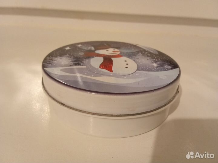 Бусины в железной коробочке