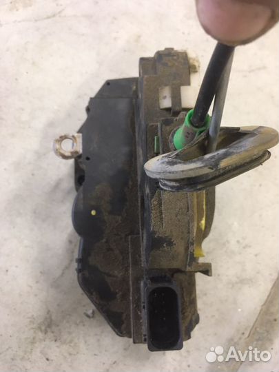 Замок задней правой двери Опель Астра J