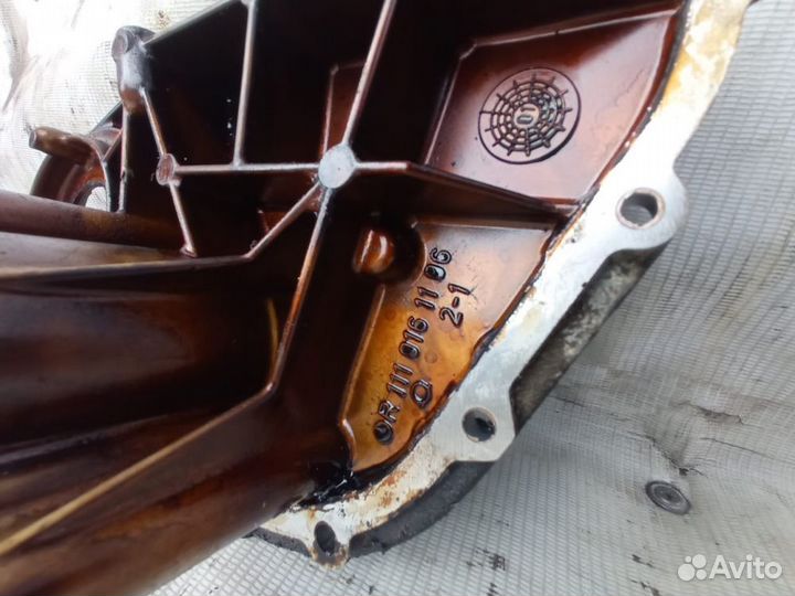 Mercedes W203 крышка двигателя 111.957 2.0 Compres