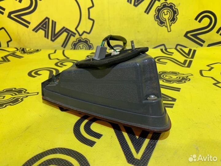 Стоп сигнал в крышку багажника задний правый Lexus