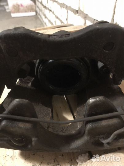 Супорт передний правый Мазда 3 бк бл