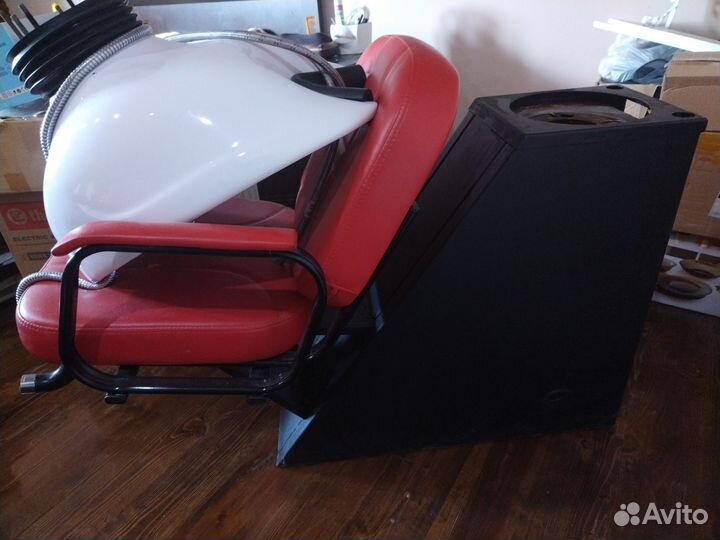 Вешалки, мойка, кресло, водонагреватель, зеркало