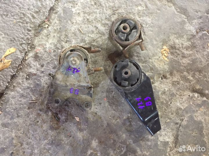 Подушка двигателя mazda 121