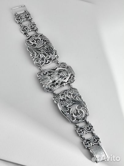 Серебряный браслет с изображением древнегреческой