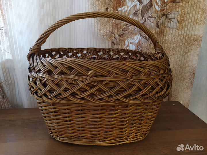 Корзина большая, плетёная из лозы