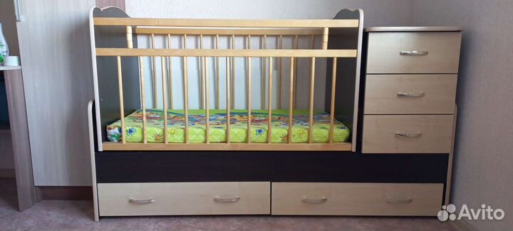 Детская кроватка с маятником и ящиком