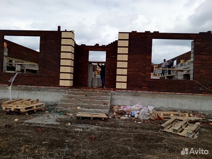 Кладка кирпича каменщики