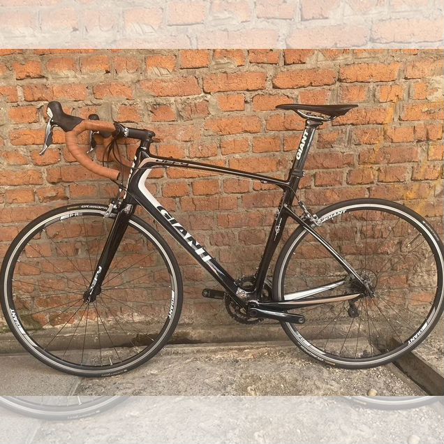 Шоссейный карбоновый велосипед Giant Defy Advanced