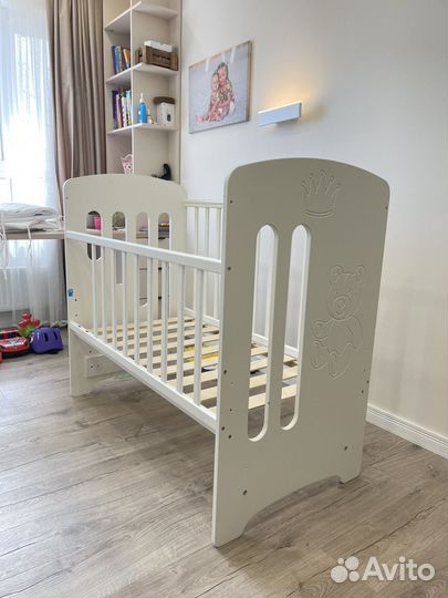 Детская кроватка с маятником и ящиком