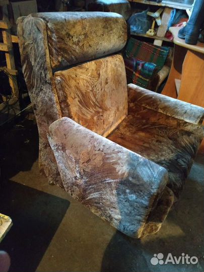 Продам 2 кресла целые с высокой удобной спинкой
