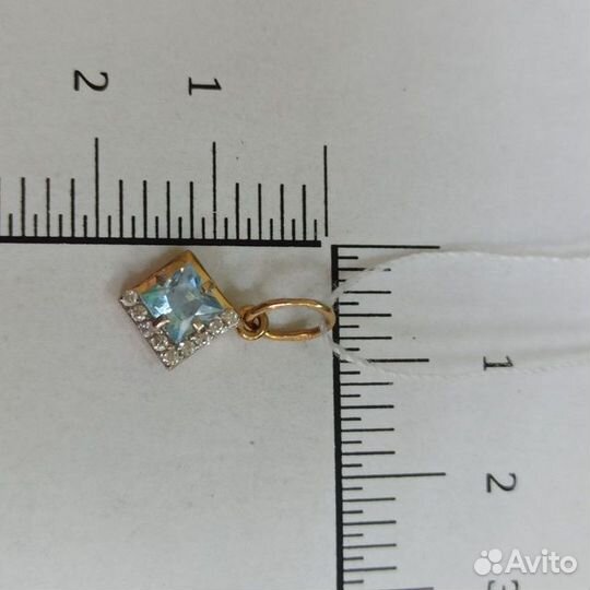 Золотая подвеска с камнем