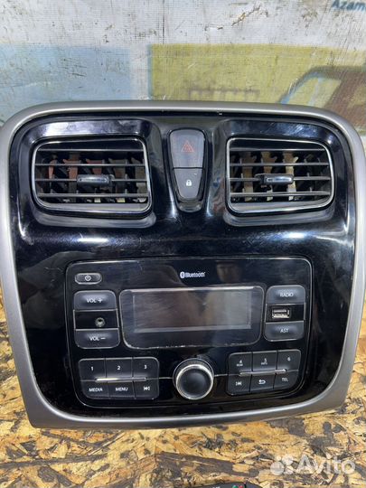 Магнитола штатная Рено Логан 2