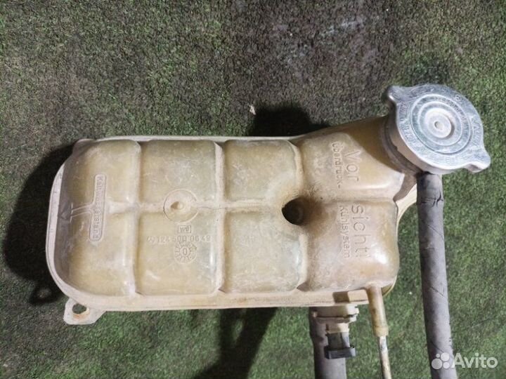 Бачок расширительный Mercedes-Benz E-Class W124