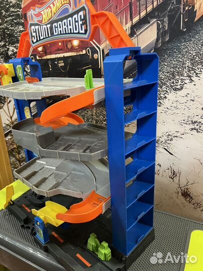 Hot wheels трек Гараж