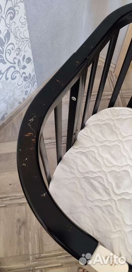 Детская кроватка с маятником