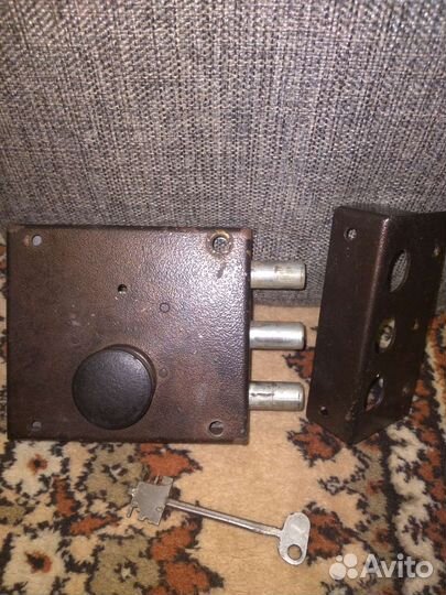 Замок дверной накладной